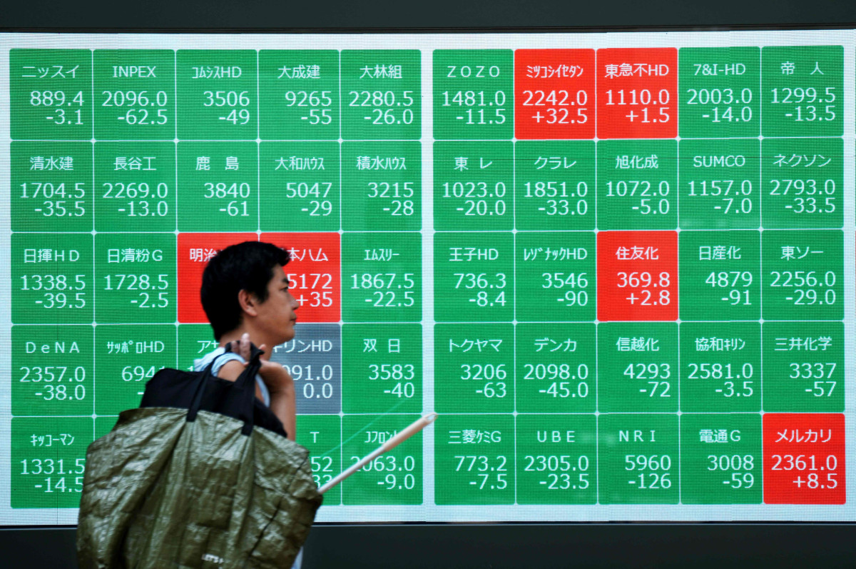 ▲4일(현지시간) 한 남성이 도쿄 증권거래소의 전자 시세판을 지나가고 있다. (도쿄/AFP연합뉴스)