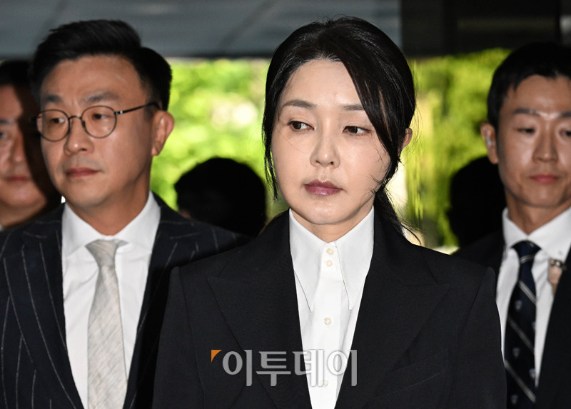 ▲ 자본시장 및 금융투자업에 관한 법률 위반, 정치자금법 위반, 특정범죄 가중처벌법상 알선 수재 혐의를 받고 있는 김건희 여사가 12일 서울 서초동 서울중앙지방법원에 구속 전 피의자 심문(영장실질심사)을 받기 위해 출석하고 있다. 사진 공동 취재단