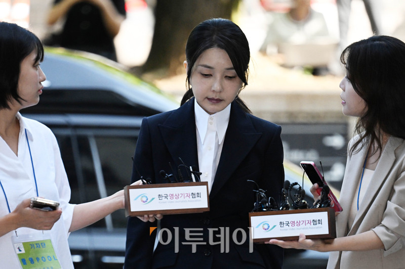 ▲자본시장법 위반, 정치자금법 위반, 특정범죄 가중처벌법상 알선 수재 혐의를 받고 있는 김건희 여사가 12일 서울 서초구 서울중앙지방법원에 영장실질심사를 받기 위해 출석하고 있다. 사진공동취재단