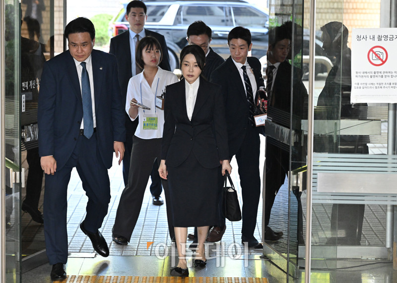 ▲자본시장법 위반, 정치자금법 위반, 특정범죄 가중처벌법상 알선 수재 혐의를 받고 있는 김건희 여사가 12일 서울 서초구 서울중앙지방법원에 영장실질심사를 받기 위해 출석하고 있다. 사진공동취재단