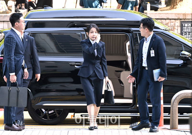 ▲자본시장법 위반, 정치자금법 위반, 특정범죄 가중처벌법상 알선 수재 혐의를 받고 있는 김건희 여사가 12일 서울 서초구 서울중앙지방법원에 영장실질심사를 받기 위해 출석하고 있다. 사진공동취재단