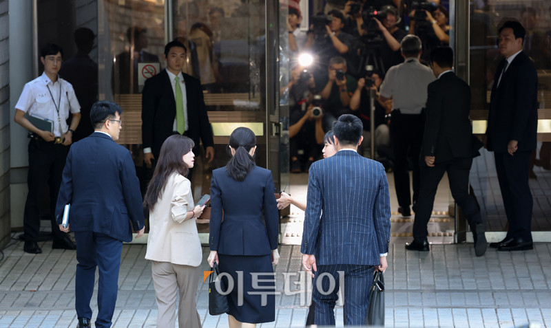 ▲ 자본시장법 위반, 정치자금법 위반, 특정범죄 가중처벌법상 알선 수재 혐의를 받고 있는 김건희 여사가 12일 서울 서초동 서울중앙지방법원에 영장실질심사를 받기 위해 출석하고 있다. 사진 공동 취재단 (고이란 기자 photoeran@)