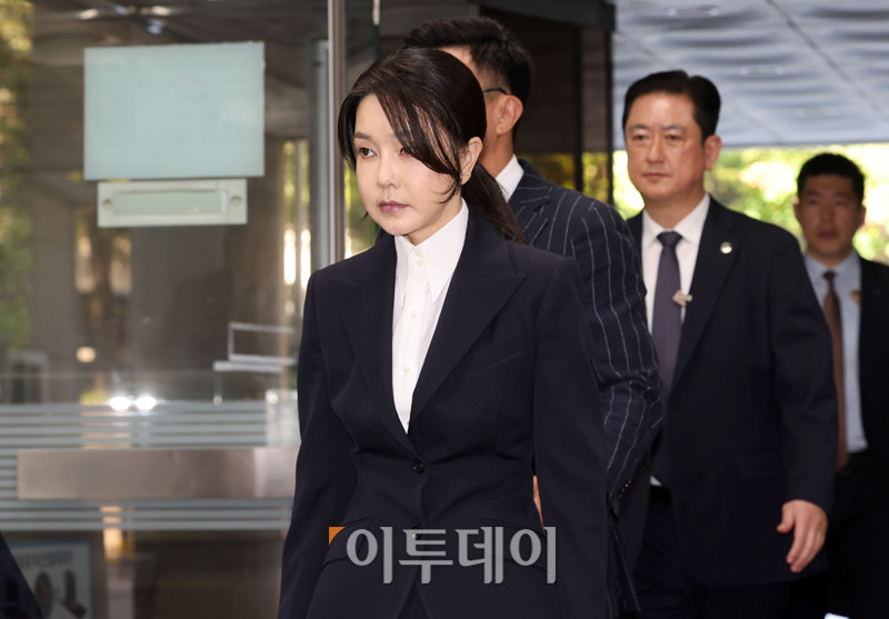 ▲자본시장법 위반, 정치자금법 위반, 특정범죄 가중처벌법상 알선 수재 혐의를 받고 있는 김건희 여사가 12일 서울 서초구 서울중앙지방법원에 영장실질심사를 받기 위해 출석하고 있다. 사진공동취재단