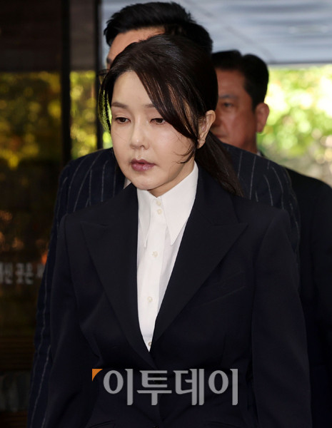 ▲ 자본시장 및 금융투자업에 관한 법률 위반, 정치자금법 위반, 특정범죄 가중처벌법상 알선 수재 혐의를 받고 있는 김건희 여사가 12일 서울 서초동 서울중앙지방법원에 구속 전 피의자 심문(영장실질심사)을 받기 위해 출석하고 있다. 사진 공동 취재단 (이투데이 DB)