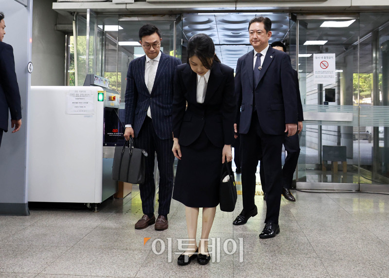 ▲자본시장법 위반, 정치자금법 위반, 특정범죄 가중처벌법상 알선 수재 혐의를 받고 있는 김건희 여사가 12일 서울 서초구 서울중앙지방법원에 영장실질심사를 받기 위해 출석하고 있다. 사진공동취재단