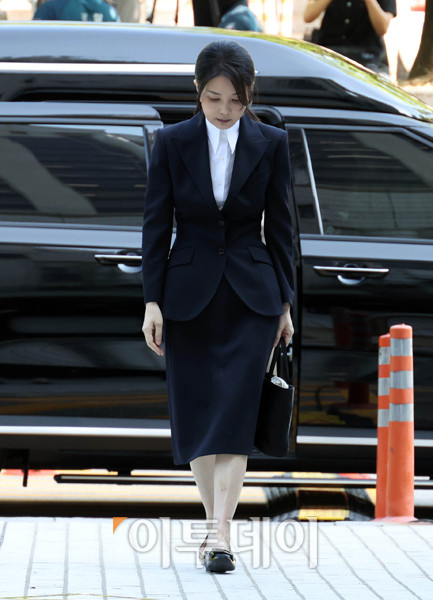 ▲ 자본시장법 위반, 정치자금법 위반, 특정범죄 가중처벌법상 알선 수재 혐의를 받고 있는 김건희 여사가 12일 서울 서초동 서울중앙지방법원에 영장실질심사를 받기 위해 출석하고 있다. 사진 공동 취재단 (고이란 기자 photoeran@)