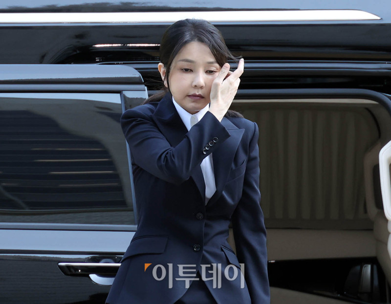 ▲자본시장법 위반, 정치자금법 위반, 특정범죄 가중처벌법상 알선 수재 혐의를 받고 있는 김건희 여사가 12일 서울 서초구 서울중앙지방법원에 영장실질심사를 받기 위해 출석하고 있다. 사진공동취재단