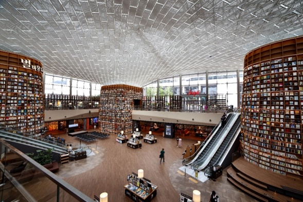 ▲한국 스타필드 코엑스몰의 별마당 도서관 (사진제공=트립닷컴)