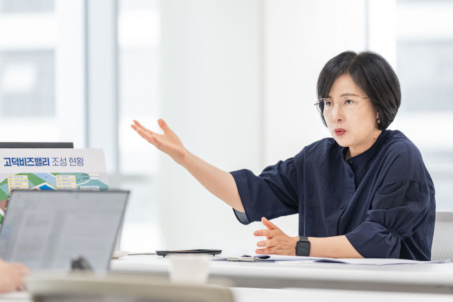 ▲이수희 강동구청장이 11일 고덕비즈밸리 쿠쿠전자 대회의실에서 진행한 이투데이와 인터뷰에서 발언하고 있다. (사진제공=강동구)