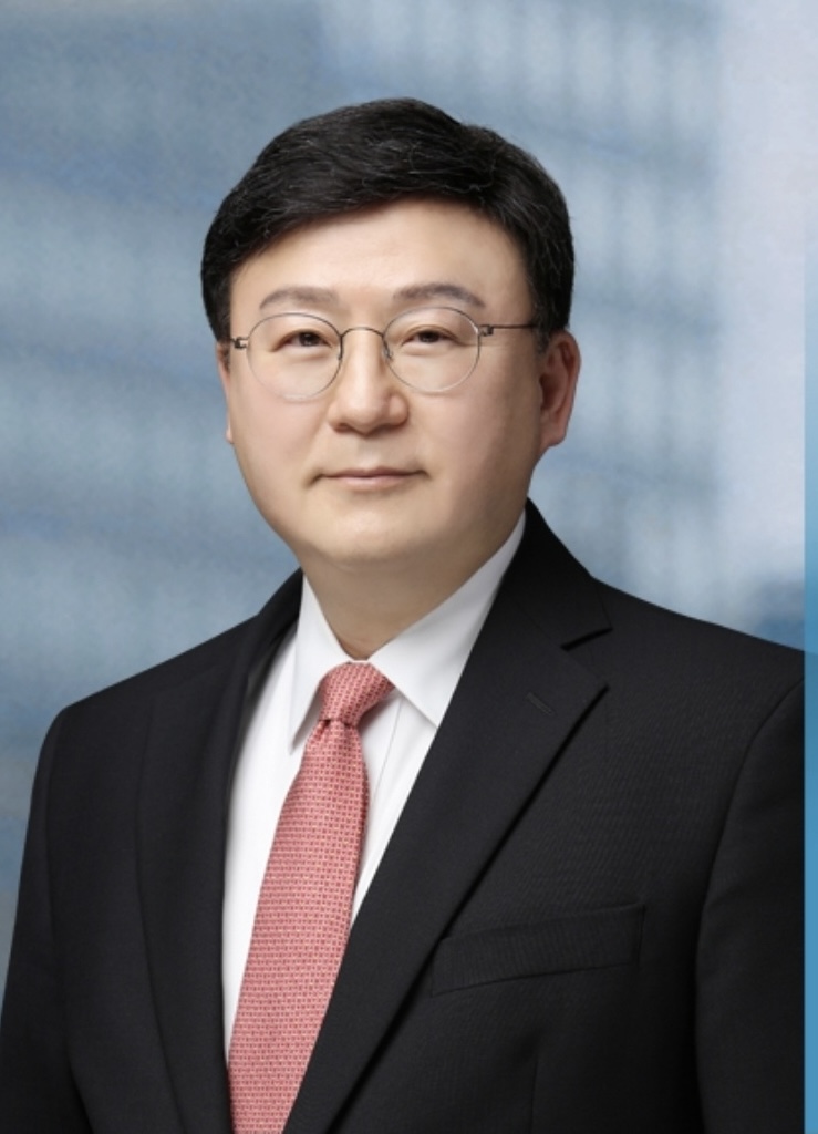 ▲플랫폼 산업 규제 논의가 활발한 가운데, 한 사무실에서 전형적인 프로필 사진이 촬영되고 있다.