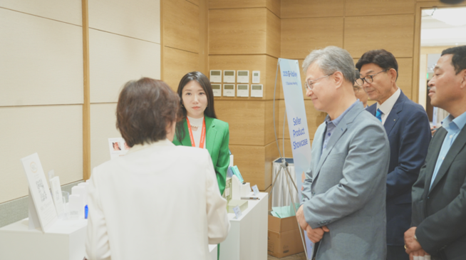 ▲장인홍 구로구청장(왼쪽 세번째)이 수출상담회에서 참가기업 제품 전시 공간을 둘러보고 있다. (사진제공=구로구)