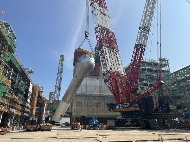 ▲샤힌 프로젝트 현장에서 리액터를 설치하는 모습. (사진제공=현대엔지니어링)