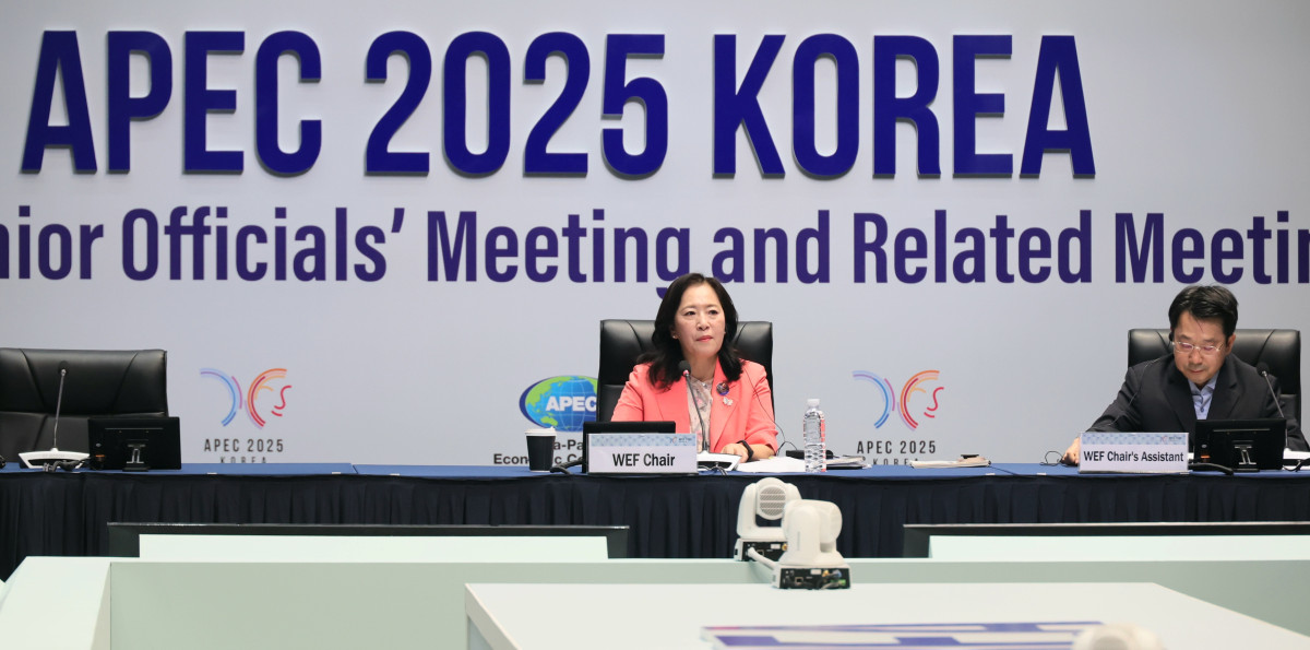 ▲신영숙 여성가족부 장관 직무대행 차관이 12일 인천 송도컨벤시아에서 열린 APEC 여성경제회의(WEF) 민관합동정책대화(PPDWE)에 참석해 개회사를 하고 있다. (사진=여성가족부)