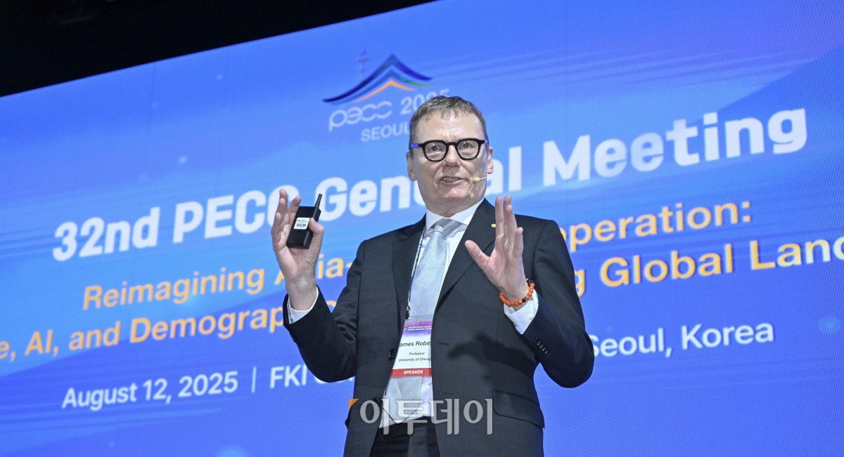 ▲2024 노벨경제학상 수상자인 제임스 로빈슨 시카고대학 교수가 12일 서울 영등포구 FKI 컨퍼런스센터에서 열린 제32차 태평양경제협력위원회 PECC 총회에서 발표를 하고 있다. 조현호 기자 hyunho@