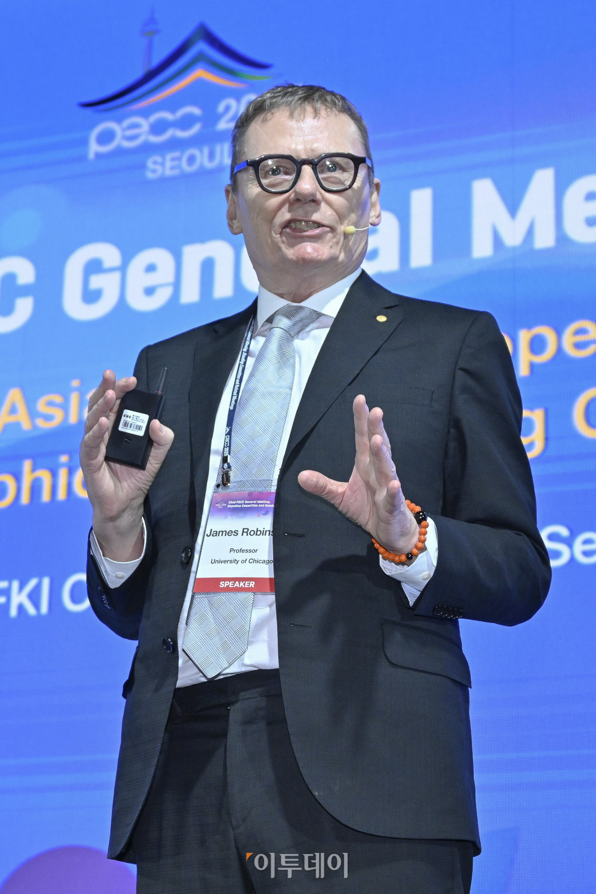 ▲2024 노벨경제학상 수상자인 제임스 로빈슨 시카고대학 교수가 12일 서울 영등포구 FKI 컨퍼런스센터에서 열린 제32차 태평양경제협력위원회 PECC 총회에서 발표를 하고 있다. 조현호 기자 hyunho@