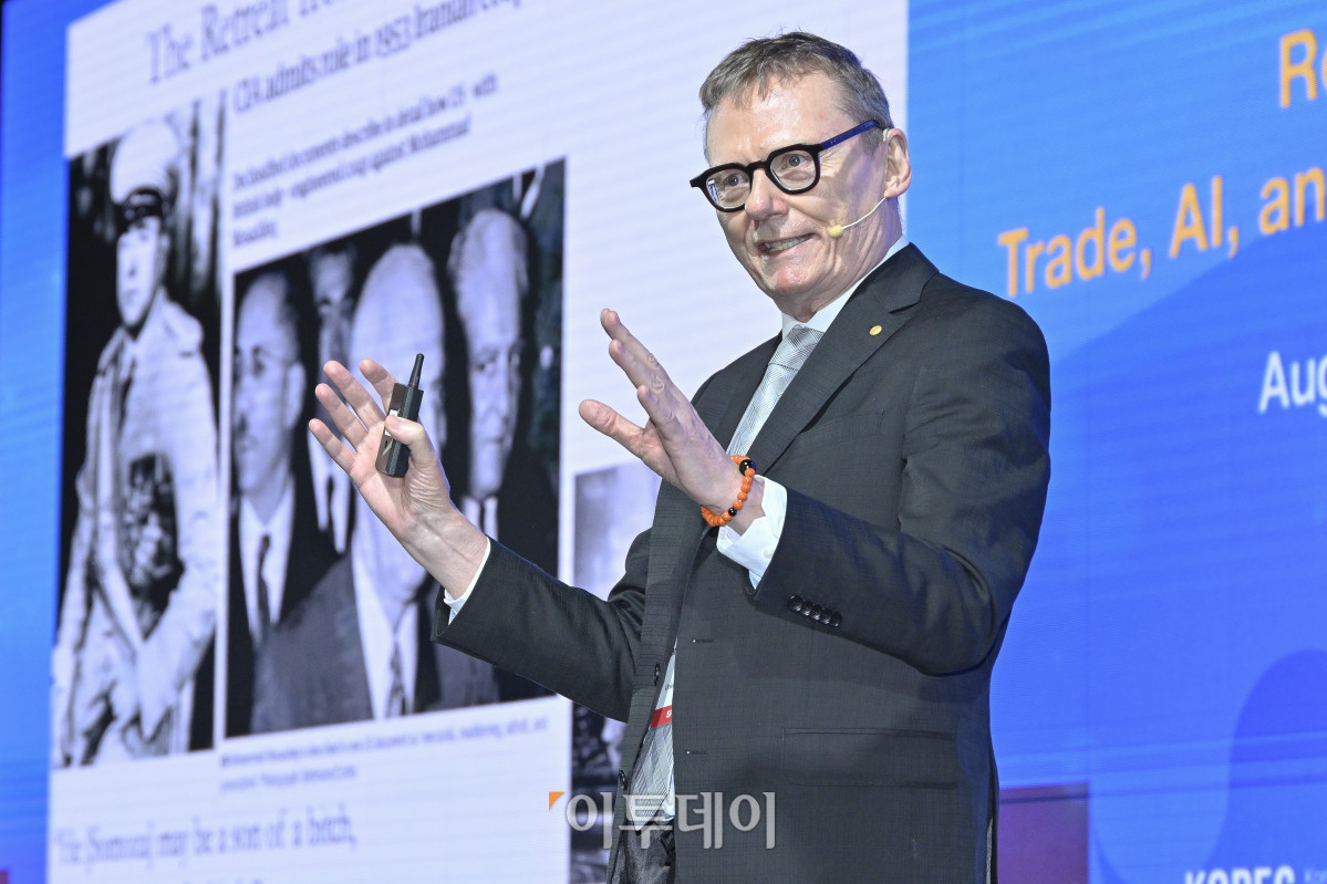 ▲2024 노벨경제학상 수상자인 제임스 로빈슨 시카고대학 교수가 12일 서울 영등포구 FKI 컨퍼런스센터에서 열린 제32차 태평양경제협력위원회 PECC 총회에서 발표를 하고 있다. 조현호 기자 hyunho@