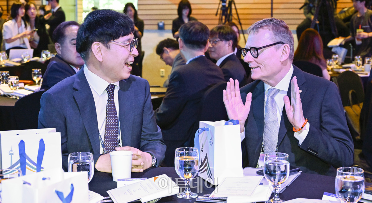 ▲2024 노벨경제학상 수상자인 제임스 로빈슨(왼쪽) 시카고대학 교수가 12일 서울 영등포구 FKI 컨퍼런스센터에서 열린 제32차 태평양경제협력위원회 PECC 총회에서 이시욱 KOPEC 공동회장 겸 대외경제정책연구원장과 대화를 하고 있다. 조현호 기자 hyunho@