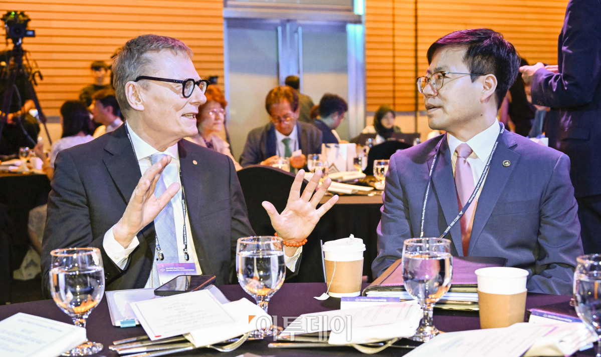 ▲여한구(오른쪽) 산업통상자원부 통상교섭본부장과 2024 노벨경제학상 수상자인 제임스 로빈슨 시카고대학 교수가 12일 서울 영등포구 FKI 컨퍼런스센터에서 열린 제32차 태평양경제협력위원회 PECC 총회에서 대화를 하고 있다. 조현호 기자 hyunho@