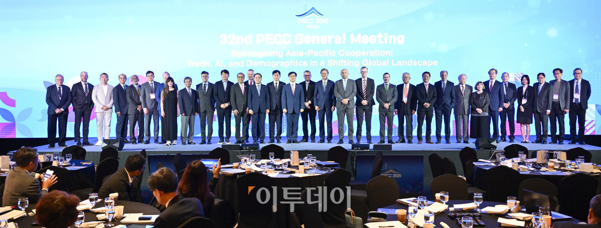 ▲여한구(왼쪽 열여섯 번째) 산업통상자원부 통상교섭본부장과 이시욱(왼쪽 열다섯 번째) KOPEC 공동회장 겸 대외경제정책연구원장, 김창범(왼쪽 열여덟 번째) 한국경제인협회 상근부회장, 2024 노벨경제학상 수상자인 제임스 로빈슨(왼쪽 열일곱 번째) 시카고대학 교수 등 참석자들이 12일 서울 영등포구 FKI 컨퍼런스센터에서 열린 제32차 태평양경제협력위원회 PECC 총회에서 기념촬영을 하고 있다. 조현호 기자 hyunho@