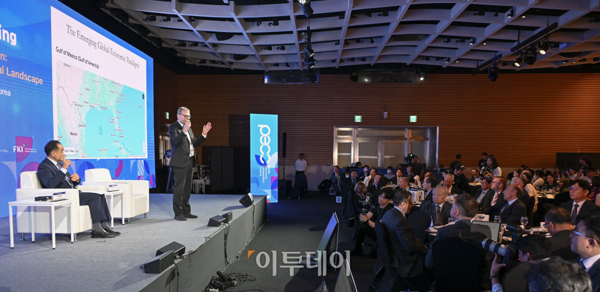 ▲2024 노벨경제학상 수상자인 제임스 로빈슨 시카고대학 교수가 12일 서울 영등포구 FKI 컨퍼런스센터에서 열린 제32차 태평양경제협력위원회 PECC 총회에서 발표를 하고 있다. 조현호 기자 hyunho@