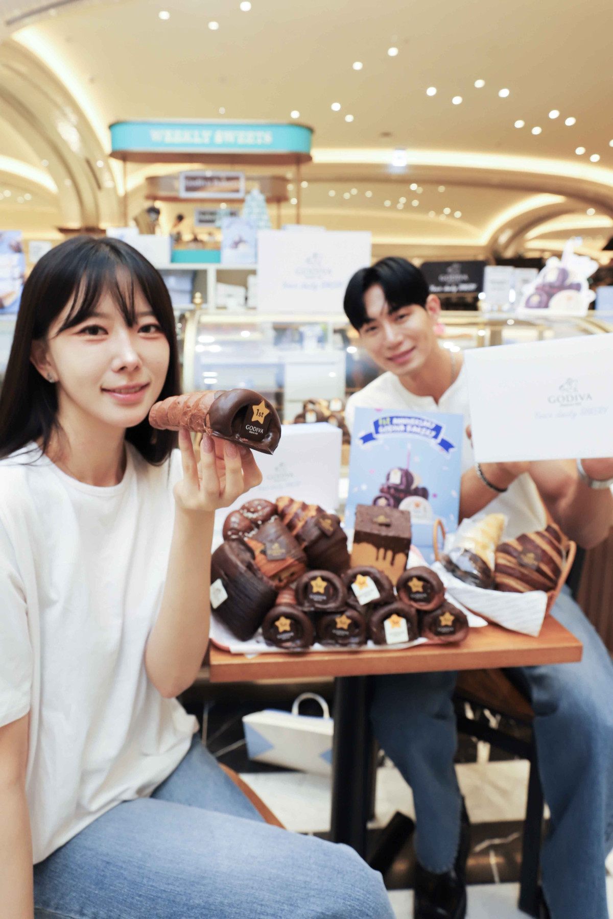 ▲12일 신세계백화점 강남점 지하 1층 식품 고디바 베이커리 팝업스토어에서 모델들이 상품을 소개하고 있다.  (사진제공=신세계백화점)