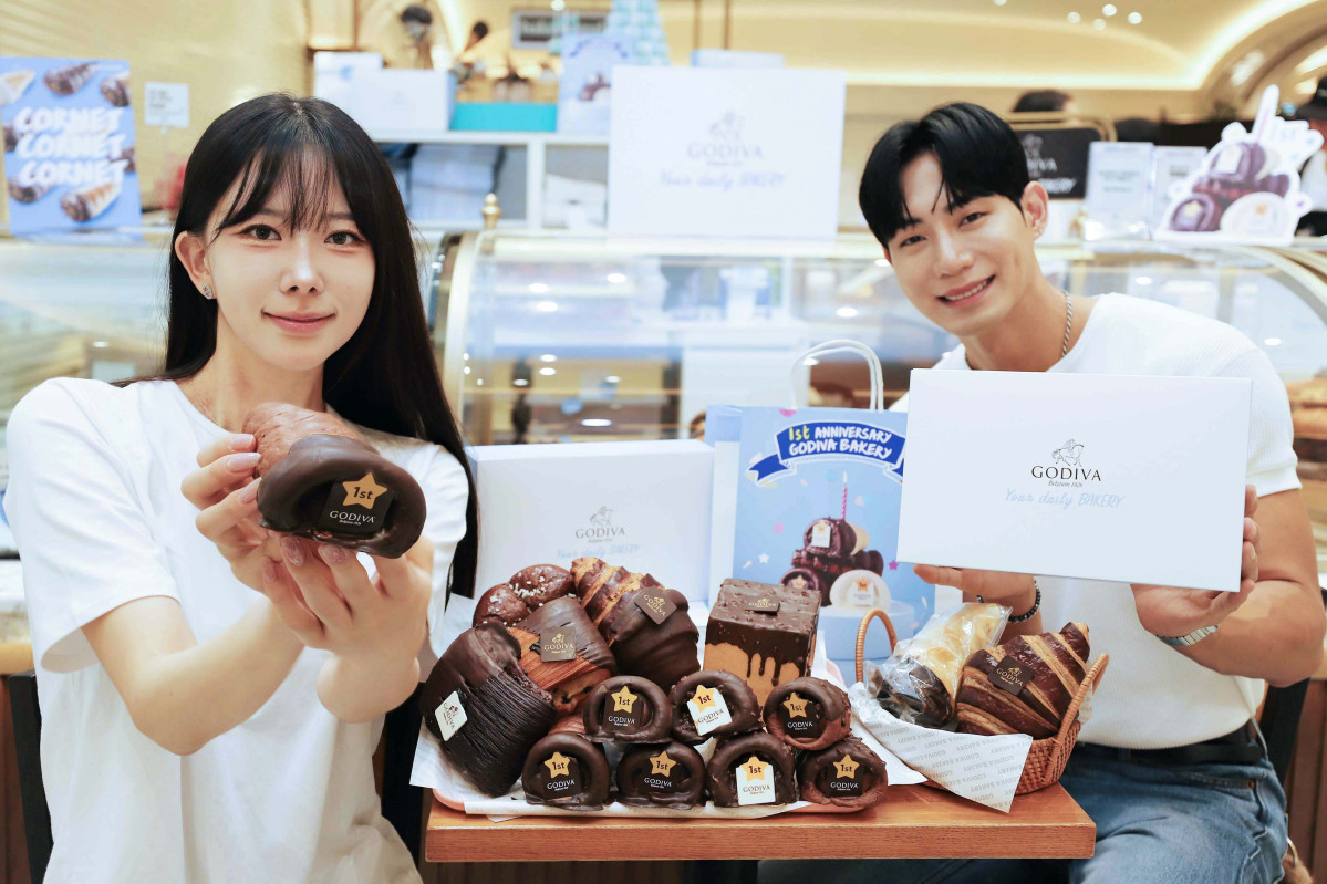 ▲12일 신세계백화점 강남점 지하 1층 식품 고디바 베이커리 팝업스토어에서 모델들이 상품을 소개하고 있다. (사진제공=신세계백화점)