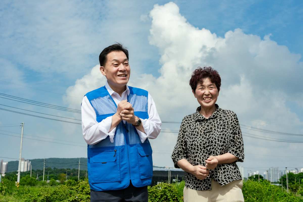 ▲수원시 입북동에서 열린 현장시장실에서 이재준 수원시장이 주민과 함께 환하게 웃고 있다. (수원특례시)