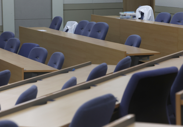 ▲서울 시내 한 의과대학 강의실에 가운이 걸려 있다. (연합뉴스)