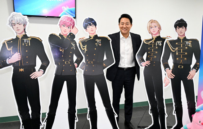 ▲ 오세훈 서울시장이 12일 ‘2025 Startup Seoul 홍보대사 및 Try Everything 홍보단’ 위촉식에 앞서 글로벌 버추얼 보이그룹 플레이브와 기념촬영 하고 있다. (사진제공=서울시)