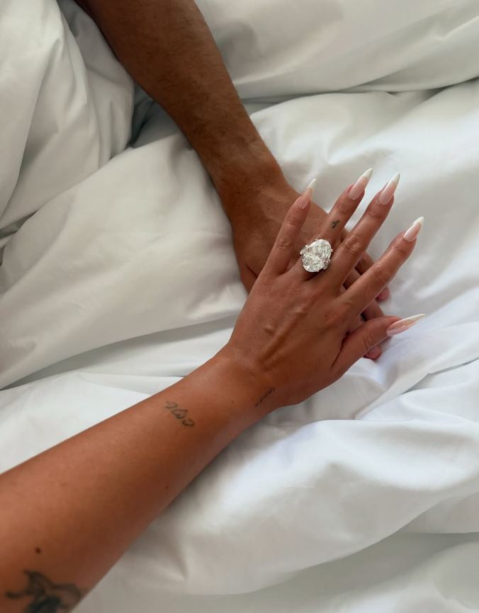 ▲11일(현지시간) 크리스티아누 호날두의 연인으로 유명한 조지나 로드리게스가 자신의 인스타그램 계정에 약혼 승낙 메시지와 함께 다이아몬드 반지를 낀 왼손 사진을 올렸다. (출처 조지나 로드리게스 인스타그램 캡처)