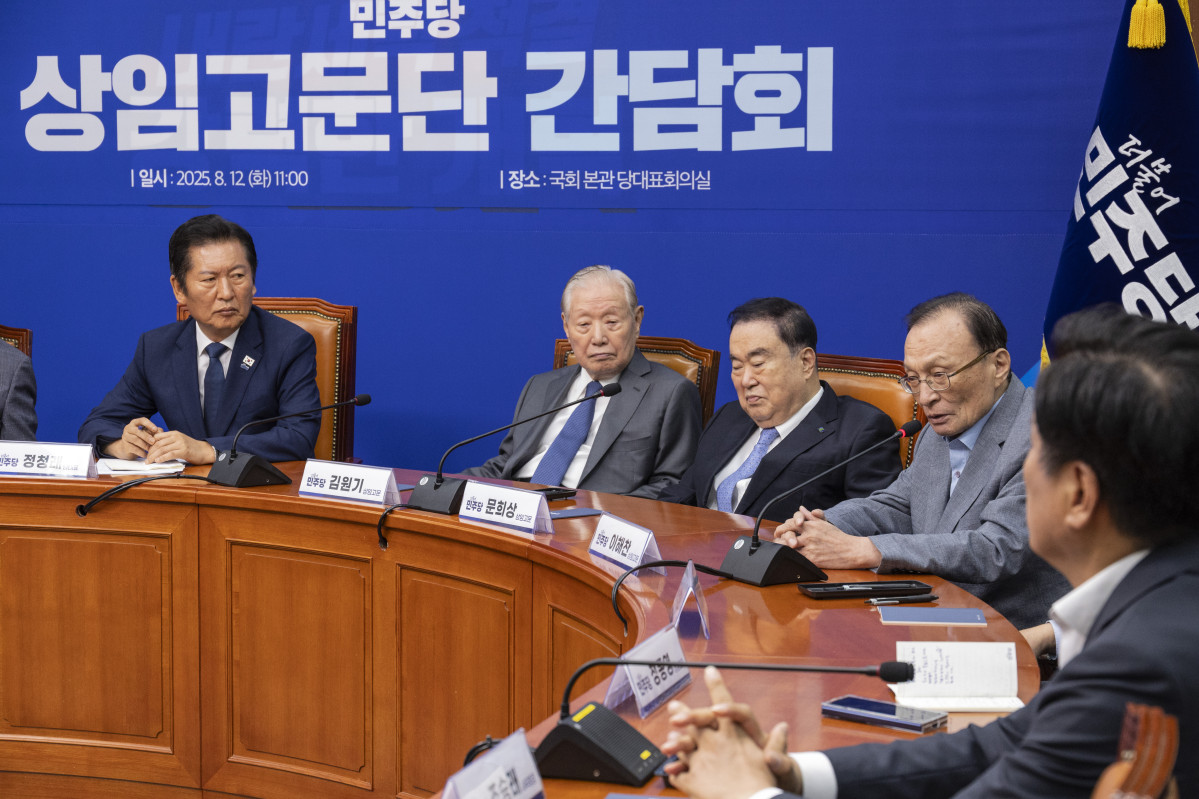 ▲이해찬 더불어민주당 상임고문이 12일 국회에서 열린 상임고문단 간담회에서 정청래 대표를 만나 발언하고 있다. (연합뉴스)