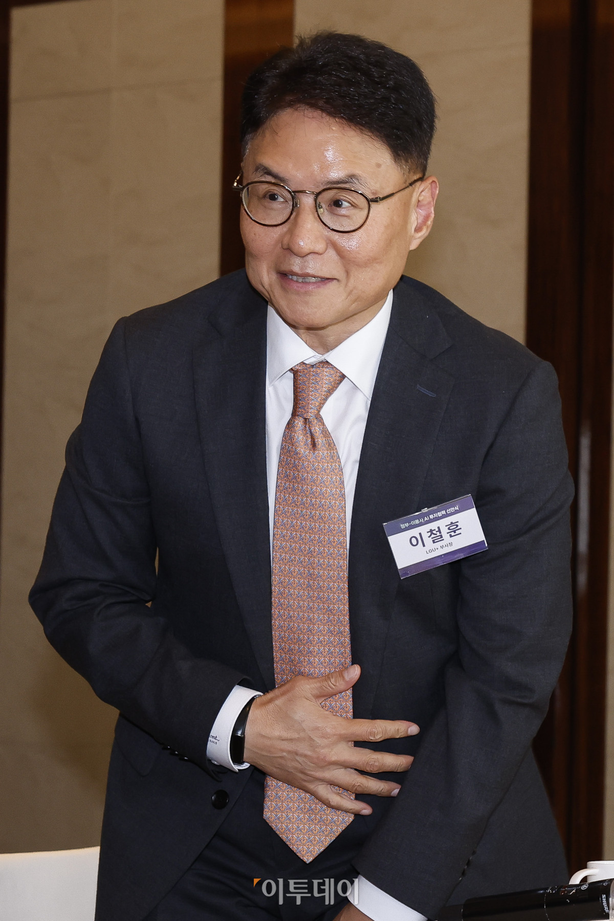 ▲이철훈 LGU+ 대표가 12일 서울 중구 웨스틴조선 서울에서 열린 정부-이통사 AI 투자협력 사전환담에서 참석자들에게 인사를 하고 있다. 조현호 기자 hyunho@