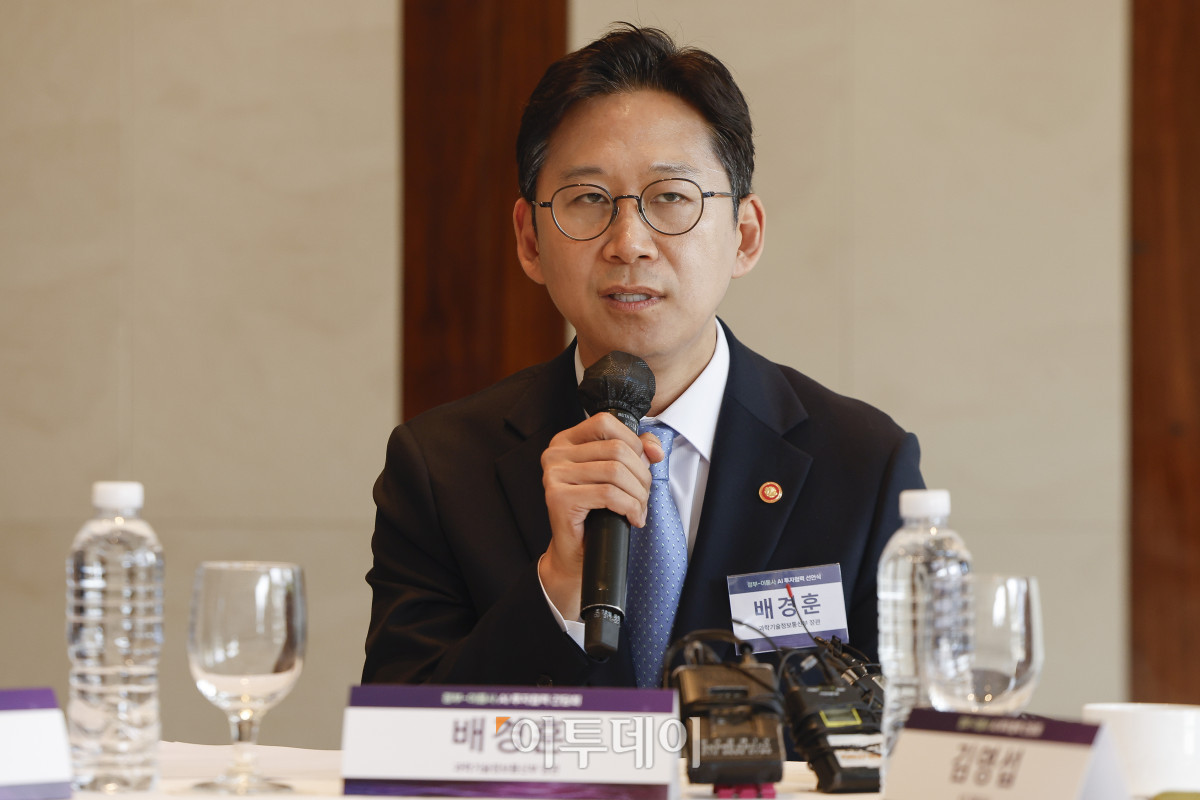 ▲배경훈 과학기술정보통신부 장관이 12일 서울 중구 웨스틴조선 서울에서 열린 정부-이통사 AI 투자협력 사전환담에서 모두발언을 하고 있다. 조현호 기자 hyunho@