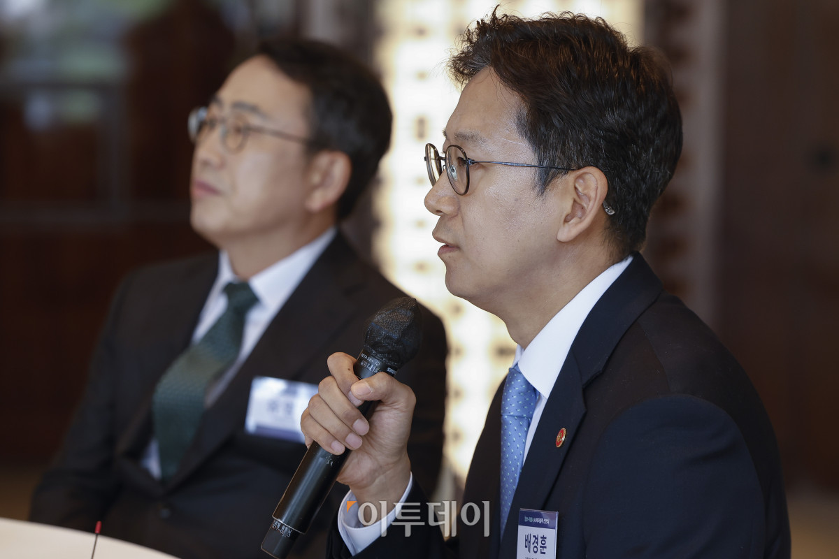 ▲배경훈 과학기술정보통신부 장관이 12일 서울 중구 웨스틴조선 서울에서 열린 정부-이통사 AI 투자협력 사전환담에서 모두발언을 하고 있다. 조현호 기자 hyunho@