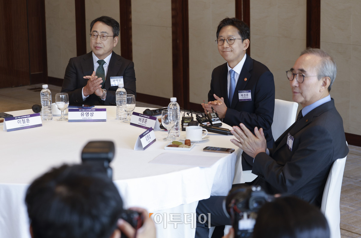 ▲배경훈 과학기술정보통신부 장관이 12일 서울 중구 웨스틴조선 서울에서 열린 정부-이통사 AI 투자협력 사전환담에서 박수를 치고 있다. 오른쪽부터 김영섭 KT 대표, 배 장관, 유영상 SKT 대표. 조현호 기자 hyunho@