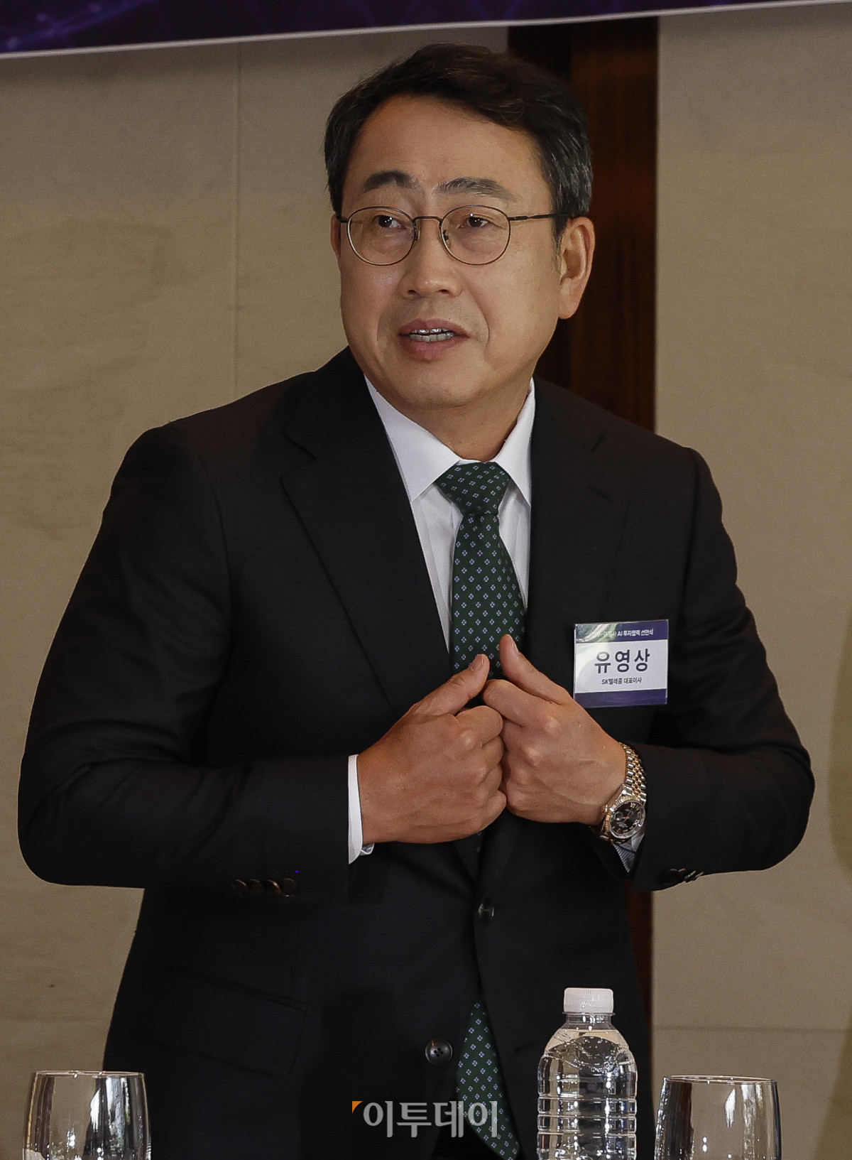 ▲유영상 SKT 대표가 12일 서울 중구 웨스틴조선 서울에서 열린 정부-이통사 AI 투자협력 사전환담에서 참석자들에게 인사를 하고 있다. 조현호 기자 hyunho@