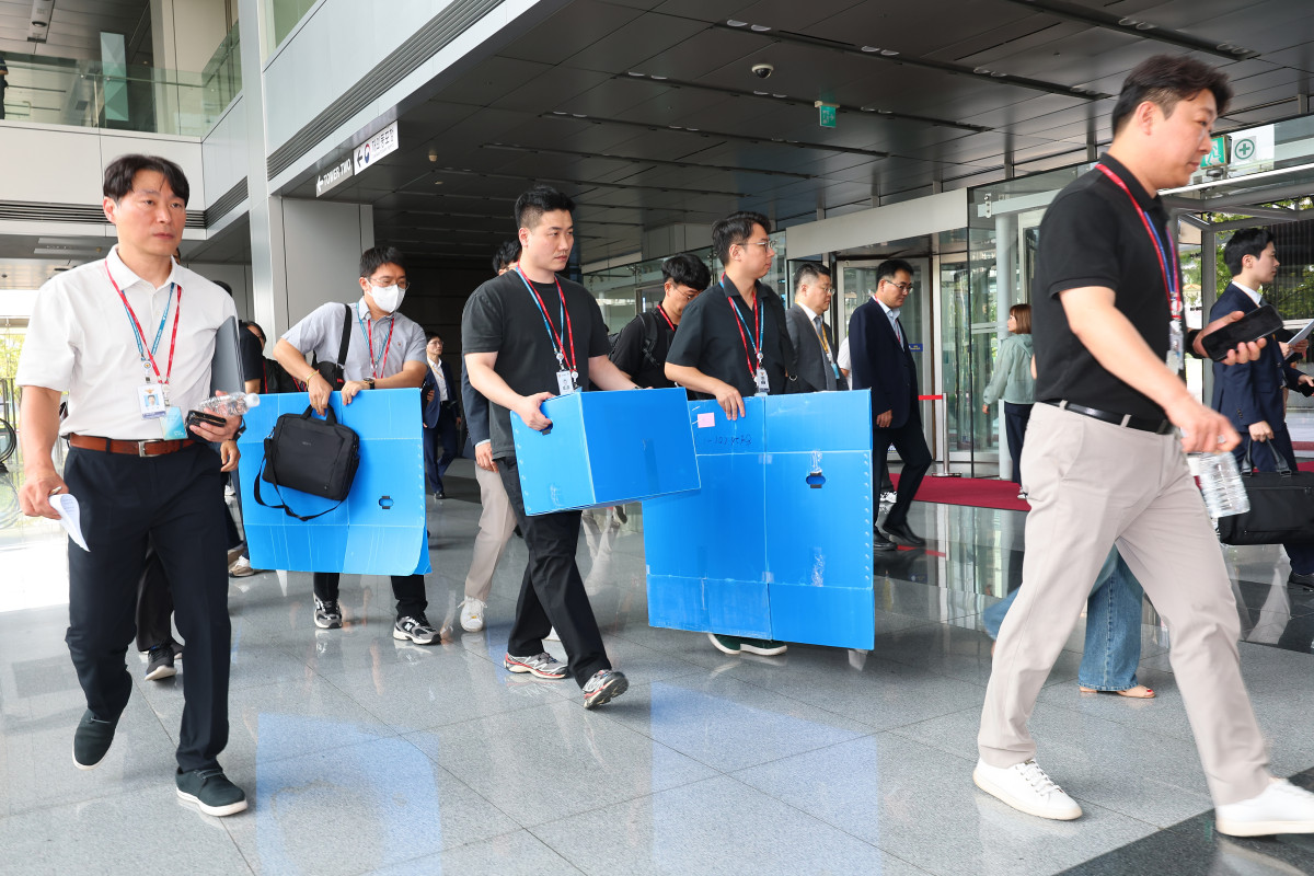 ▲경기남부경찰청과 고용노동부 관계자들이 경기도 광명시 포스코이앤씨 고속도로 건설공사 현장의 미얀마인 근로자 감전 사고와 관련해 12일 포스코이앤씨 인천 본사(인천 연수구) 압수수색을 위해 사옥으로 들어가고 있다. (연합뉴스)