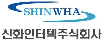 ▲신화인터텍의 기업 로고가 파란색과 청록색 곡선 디자인으로 표현된 가운데, 3D 혼합현실 헤드업디스플레이(HUD) 개발 소식이 전해진 12일의 모습이다.