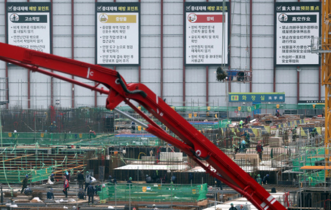 ▲서울 시내 한 아파트 건설 현장에 중대재해 예방 포인트 안내문이 붙어 있다. (연합뉴스)