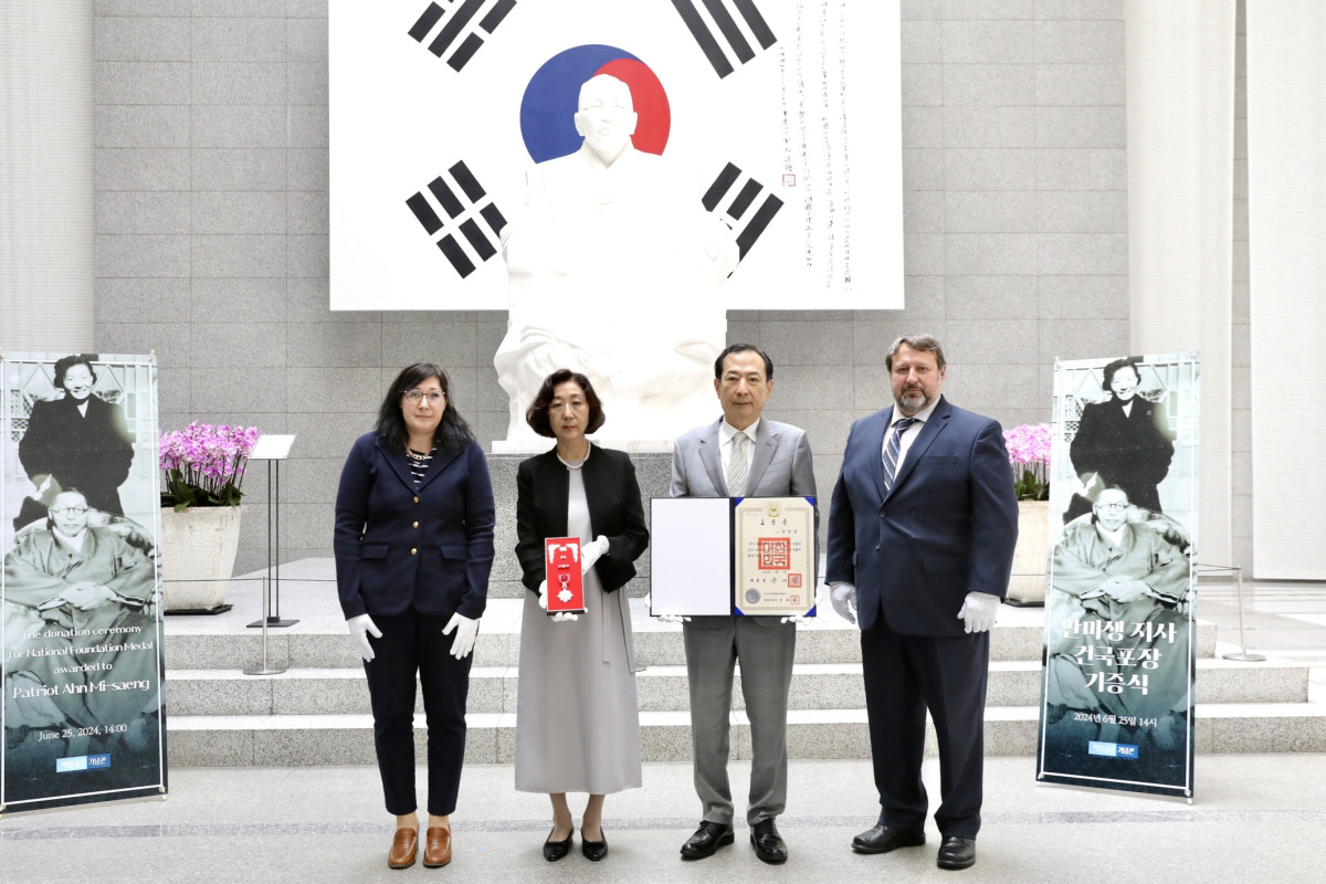 ▲2024년 6월 25일 백범김구기념관에서 진행된 안미생 지사의 전국포장 기증식에서 김미 백범김구기념관장(왼쪽 두번째부터)과 김호연 빙그레 회장이 기념촬영을 하고 있다. (사진제공=백범김구기념관)