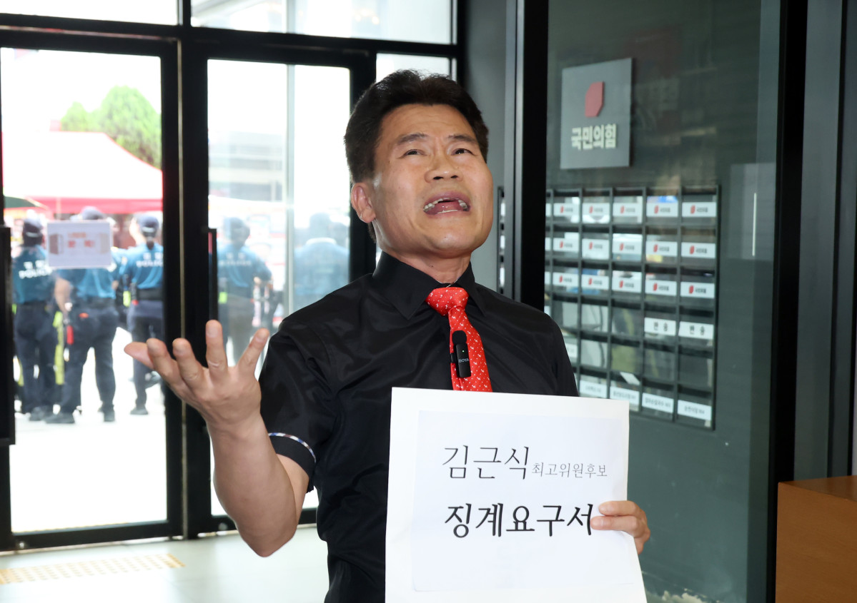▲대구·경북 전당대회 합동연설회에서 '배신자' 야유를 주도한 전한길 전 한국사 강사가 11일 서울 여의도 국민의힘 당사 로비에서 '김근식 최고위원 후보자 징계요구서'를 당 윤리위에 제출하기 전 입장 발표를 하고 있다. 2025.08.11. (뉴시스)