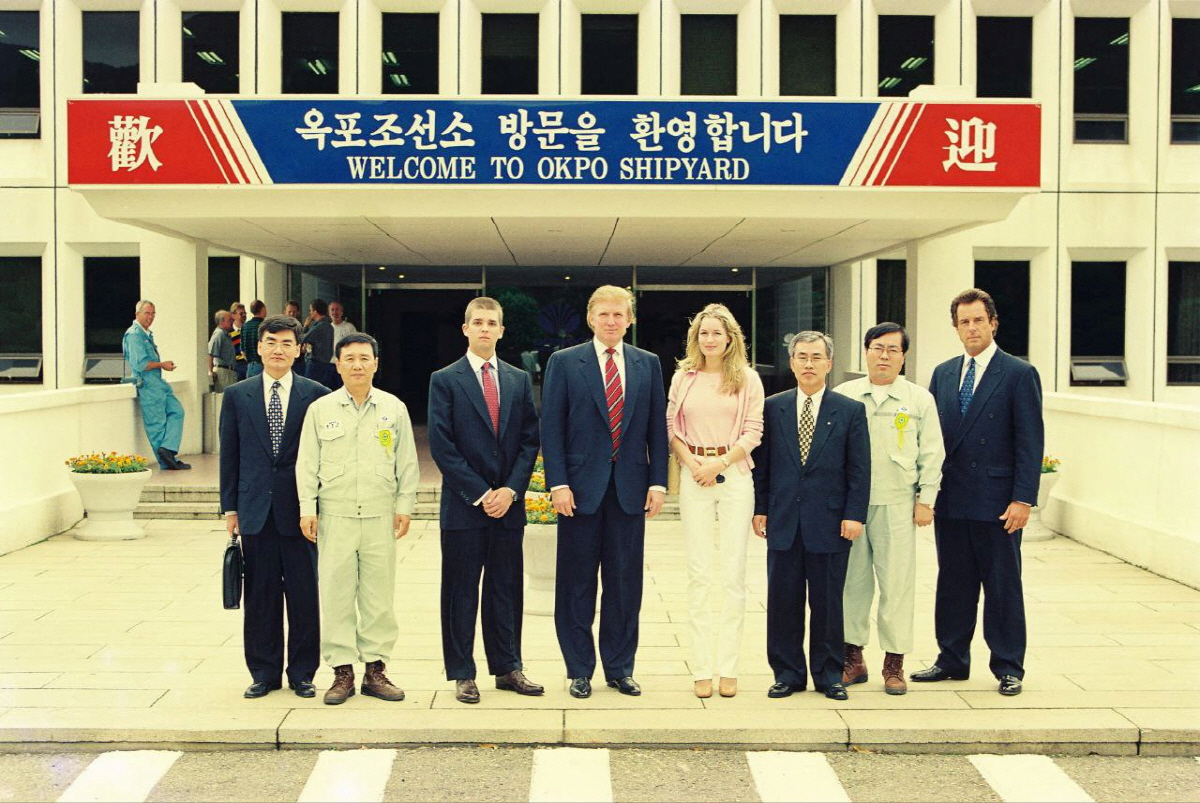 ▲도널드 트럼프(가운데) 미국 대통령이 사업가 시절이던 1998년 거제도 옥포조선소를 방문해 관계자들을 만나고 있다. 거제/로이터연합뉴스