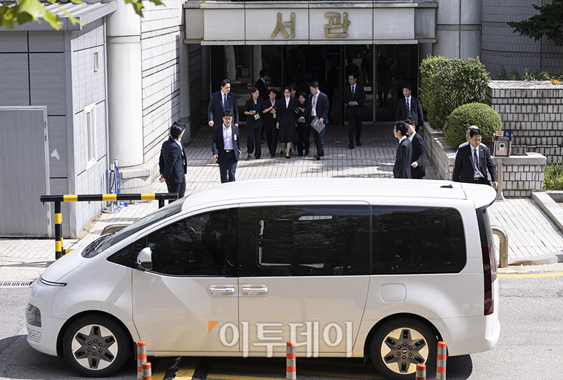 ▲자본시장과 금융투자업에 관한 법률 위반, 정치자금법 위반, 특정범죄 가중처벌 등에 관한 법률 위반(알선수재) 등의 혐의를 받는 윤석열 전 대통령 부인 김건희 여사가 12일 서울 서초구 서울중앙지법에서 열린 구속 전 피의자 심문(영장실질심사)을 마치고 법정을 나서고 있다. 사진공동취재단