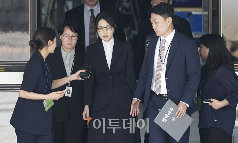 ▲자본시장과 금융투자업에 관한 법률 위반, 정치자금법 위반, 특정범죄 가중처벌 등에 관한 법률 위반(알선수재) 등의 혐의를 받는 윤석열 전 대통령 부인 김건희 여사가 12일 서울 서초구 서울중앙지법에서 열린 구속 전 피의자 심문(영장실질심사)을 마치고 법정을 나서고 있다. 사진공동취재단