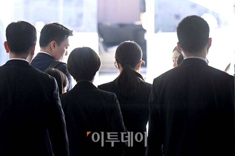 ▲자본시장과 금융투자업에 관한 법률 위반, 정치자금법 위반, 특정범죄 가중처벌 등에 관한 법률 위반(알선수재) 등의 혐의를 받는 윤석열 전 대통령 부인 김건희 여사가 12일 서울 서초구 서울중앙지법에서 열린 구속 전 피의자 심문(영장실질심사)을 마치고 법정을 나서고 있다. 사진공동취재단