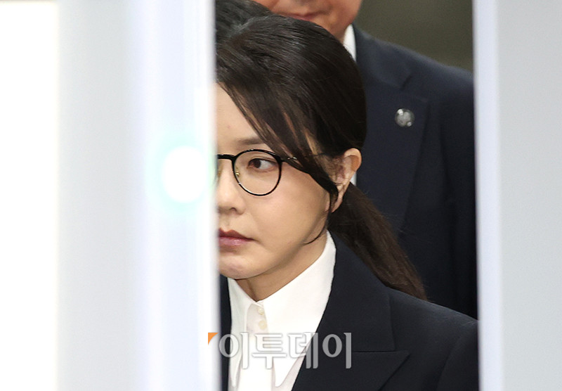 ▲자본시장과 금융투자업에 관한 법률 위반, 정치자금법 위반, 특정범죄 가중처벌 등에 관한 법률 위반(알선수재) 등의 혐의를 받는 윤석열 전 대통령 부인 김건희 여사가 12일 서울 서초구 서울중앙지법에서 열린 구속 전 피의자 심문(영장실질심사)을 마치고 법정을 나서고 있다. 사진공동취재단