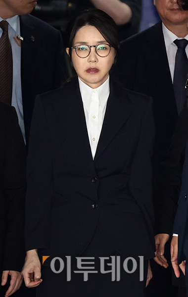 ▲자본시장과 금융투자업에 관한 법률 위반, 정치자금법 위반, 특정범죄 가중처벌 등에 관한 법률 위반(알선수재) 등의 혐의를 받는 윤석열 전 대통령 부인 김건희 여사가 12일 서울 서초구 서울중앙지법에서 열린 구속 전 피의자 심문(영장실질심사)을 마치고 법정을 나서고 있다. 사진공동취재단