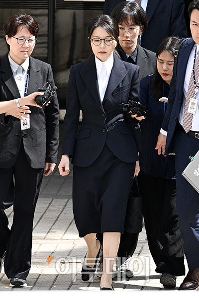 ▲자본시장과 금융투자업에 관한 법률 위반, 정치자금법 위반, 특정범죄 가중처벌 등에 관한 법률 위반(알선수재) 등의 혐의를 받는 윤석열 전 대통령 부인 김건희 여사가 12일 서울 서초구 서울중앙지법에서 열린 구속 전 피의자 심문(영장실질심사)을 마치고 법정을 나서고 있다. 사진공동취재단