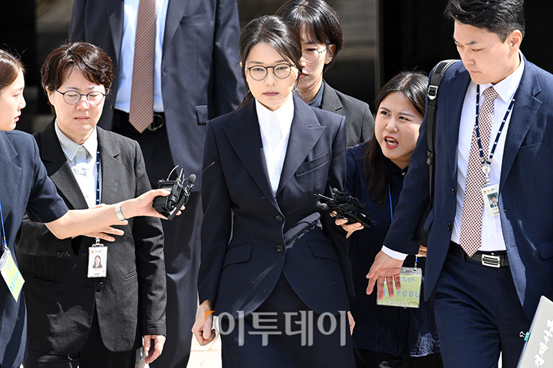 ▲자본시장과 금융투자업에 관한 법률 위반, 정치자금법 위반, 특정범죄 가중처벌 등에 관한 법률 위반(알선수재) 등의 혐의를 받는 윤석열 전 대통령 부인 김건희 여사가 12일 서울 서초구 서울중앙지법에서 열린 구속 전 피의자 심문(영장실질심사)을 마치고 법정을 나서고 있다. 사진공동취재단