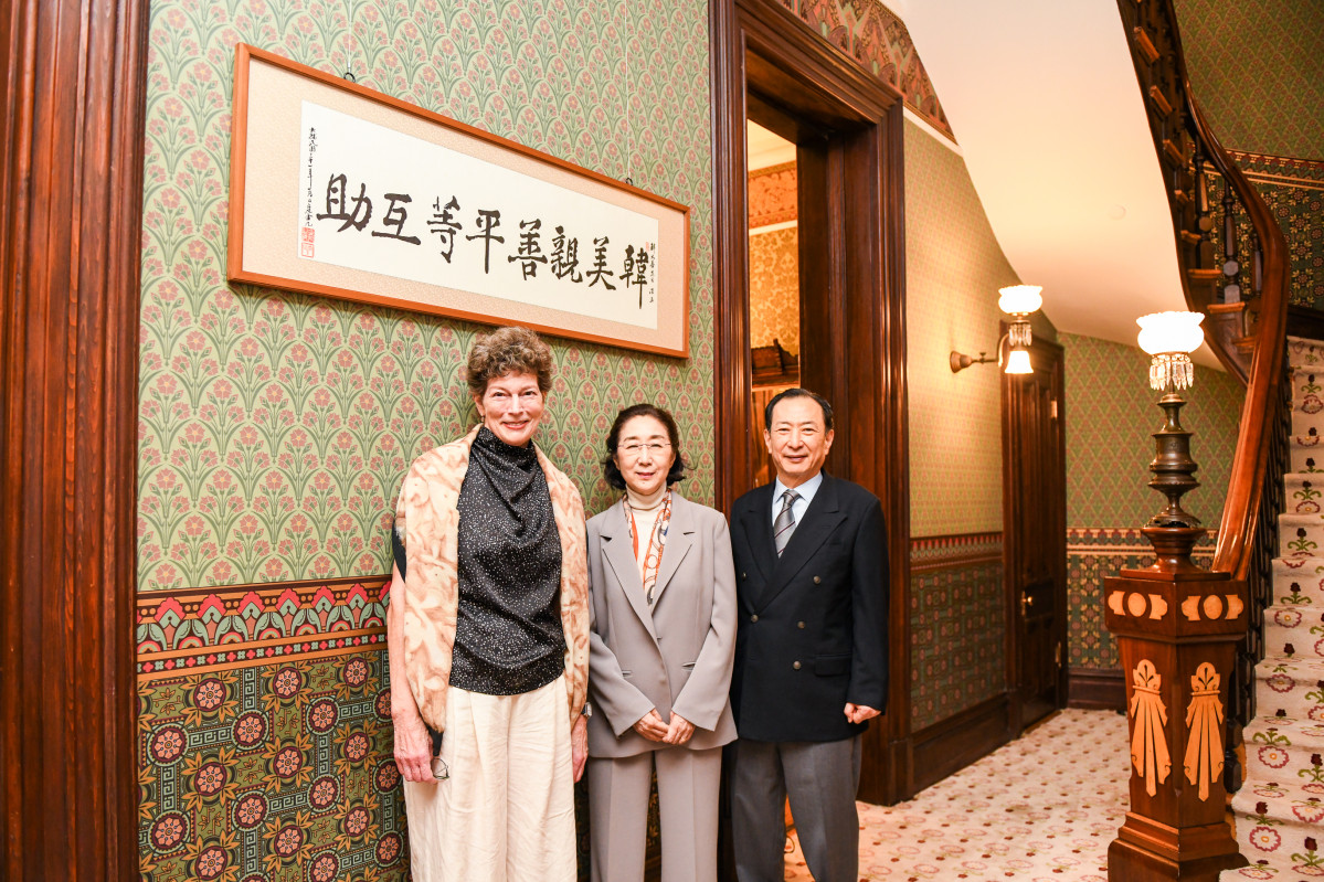 ▲2024년 미국 워싱턴 D.C. 주미대한제국공사관에서 캐서린 스티븐스(왼쪽부터) 전 주한미국대사, 김미 백범김구기념관장, 김호연 빙그레 회장이 백범 김구 선생의 친필 휘호 영인본 기증을 기념하는 사진을 찍고 있다. (사진제공=김구재단)